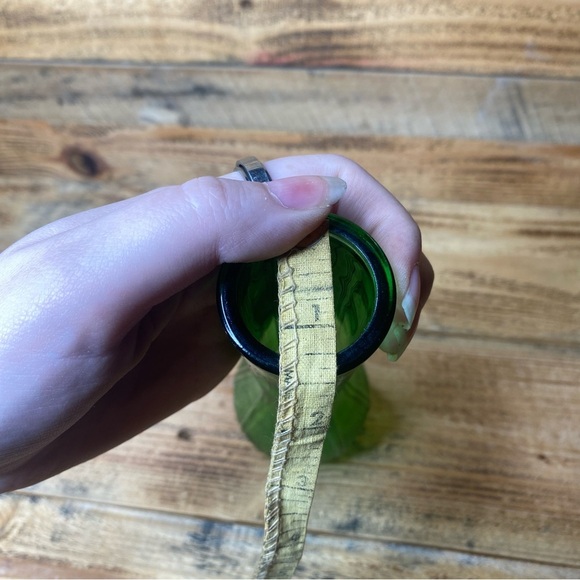 Portland Glass Co PGC 9" Emerald Green Ribbed Glass Bud Flower Vase - Picture 7 of 7